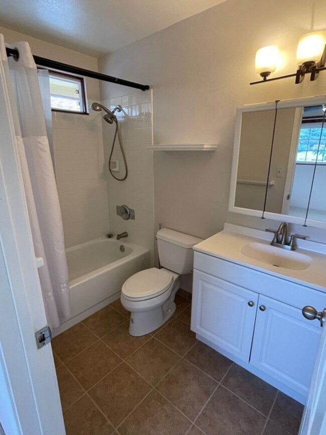 Building Photo - 4 bedroom 2 bath single family home-  Kaneohe!