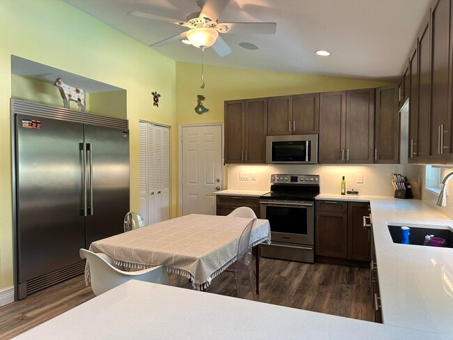 Building Photo - 2415 Laurel Ln