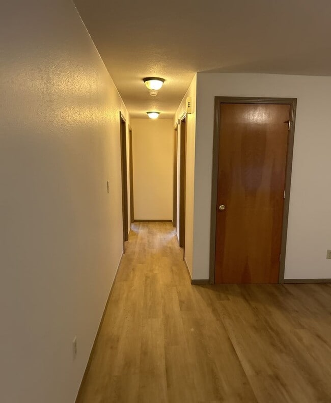 Building Photo - 125 NE Kingwood Dr