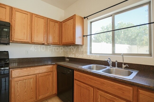 Building Photo - 2644 E Chester Dr