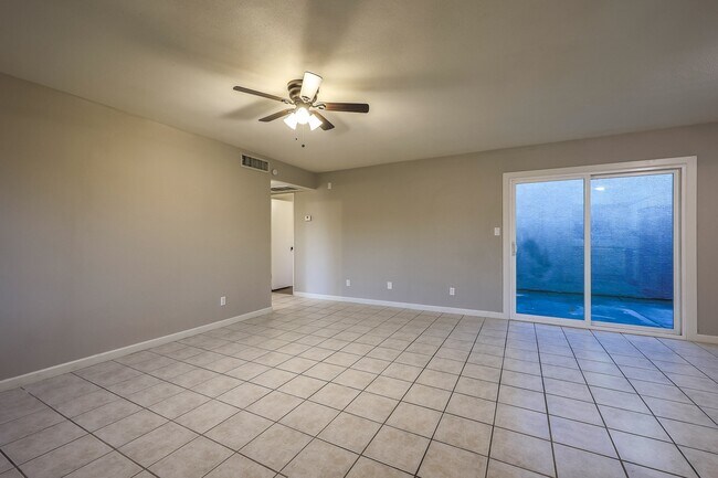 Building Photo - 2611 E Maryland Dr