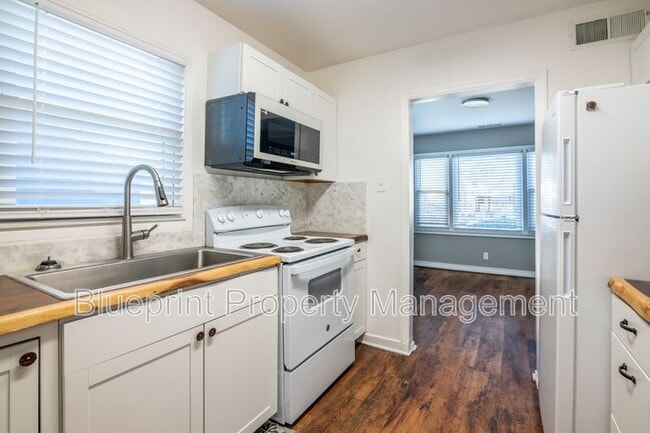 Building Photo - 513 10th Ave S