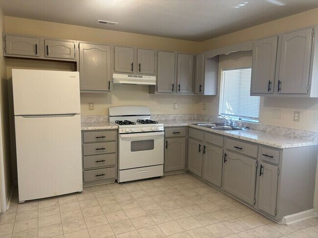 Building Photo - 2823 Breezewood Ave