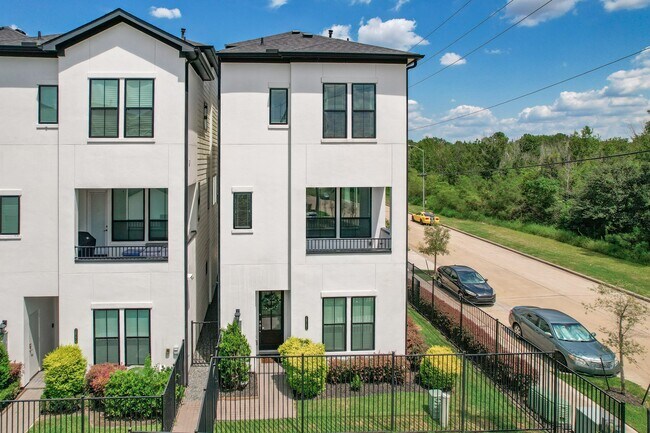 Building Photo - 2812 Grand Fountains Dr