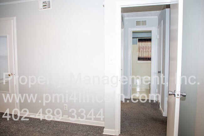 Building Photo - 2 Bedroom and 1 Bathroom Home Available For Rent!