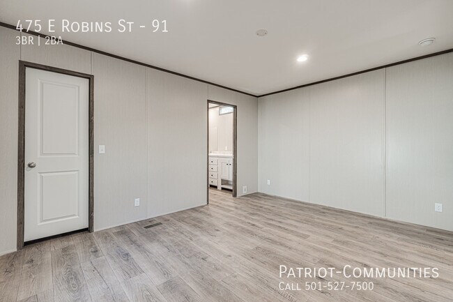 Building Photo - 475 E Robins St