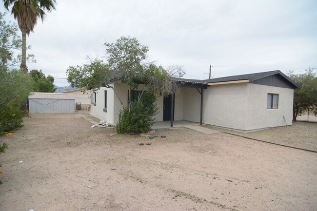 Building Photo - Remodeled 3 Bedroom 1 Bath Home! Central T...
