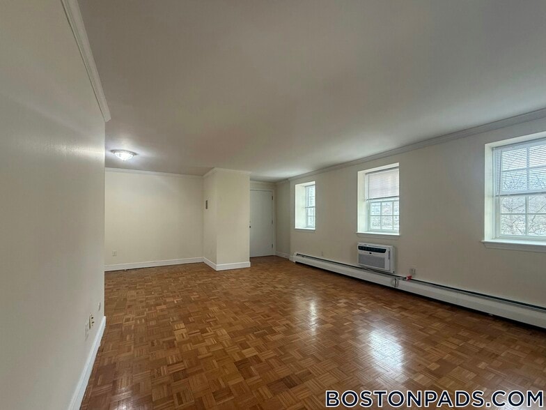 Building Photo - 36 Worthen Rd E