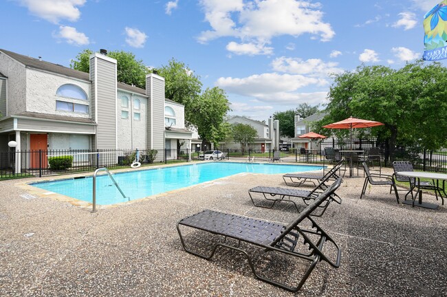 Sparking Swimming Pool - Townhome Apartments