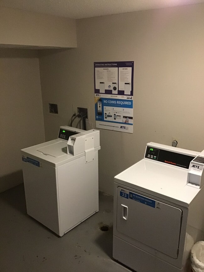 Building Photo - MOVE IN SPECIAL PRICING