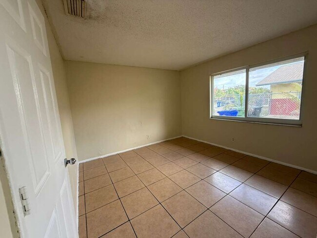 Building Photo - 1104 NW 8th Ave