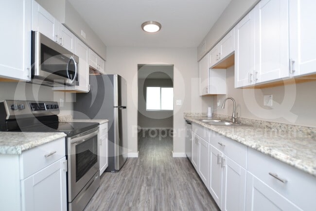 Building Photo - 2202 W Devonshire Ave
