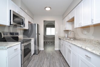 Building Photo - 2210 W Devonshire Ave