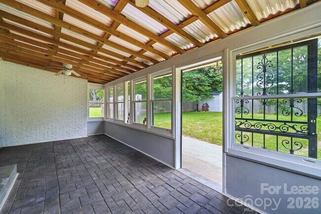 Building Photo - 4815 Carriage Dr Cir