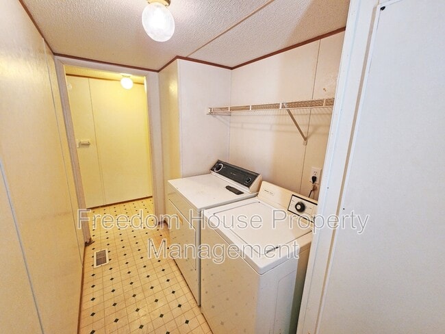 Building Photo - 3851 W Donner St