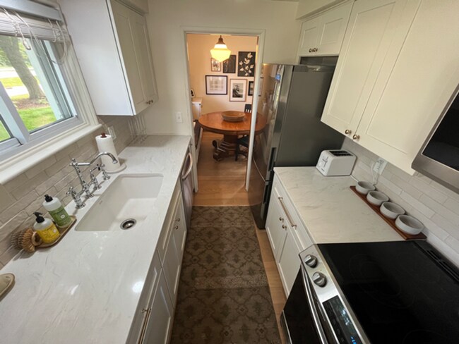 Building Photo - Charming Greendale Single Family Home!