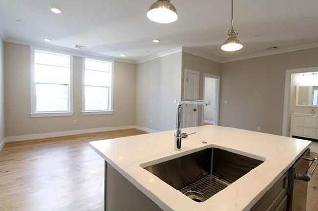 Building Photo - Room Available in Modern 2BR Condo – Jeffr...