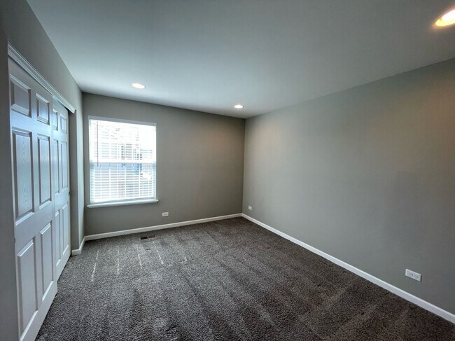 Building Photo - Single Family Home in Hoffman Estates