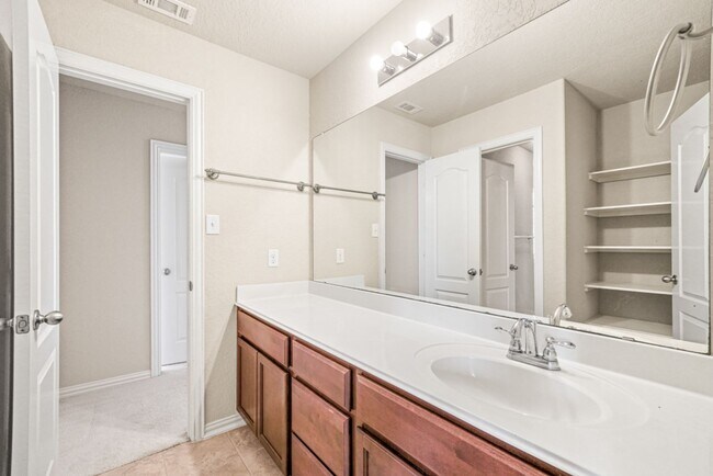 Building Photo - New Braunfels Beauty with plenty of SPACE!