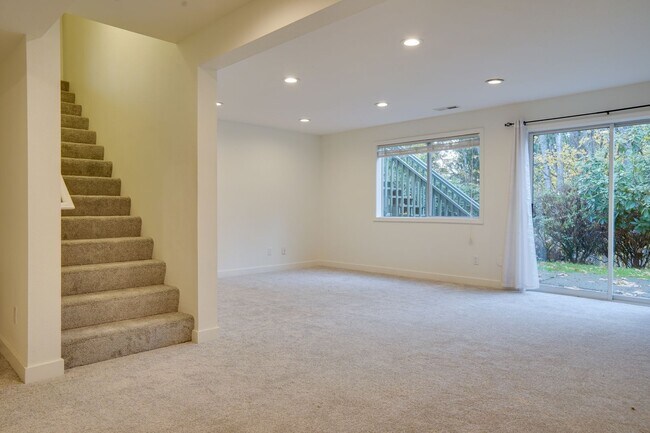 Building Photo - Renton Multi-level home