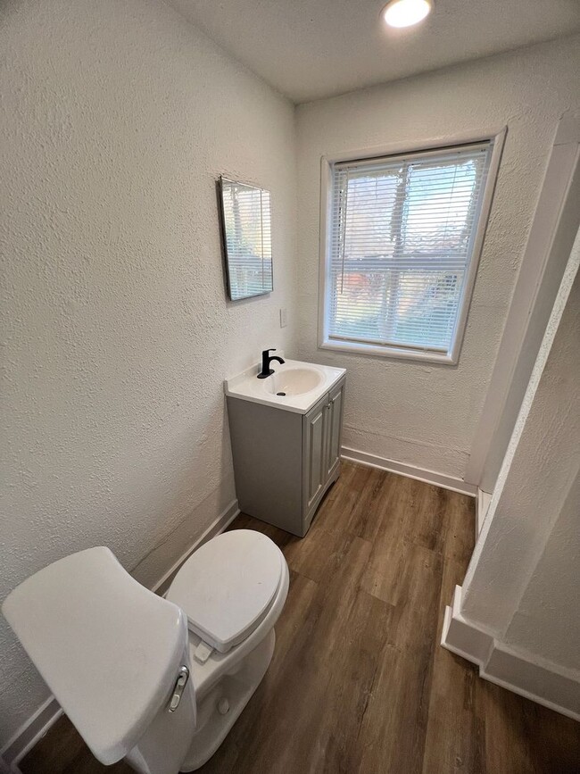 Building Photo - Cozy 1-Bedroom Triplex Unit with New Appliances