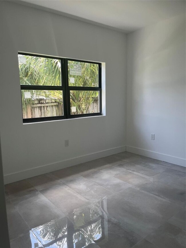 Building Photo - 2877 SE 1st Ct