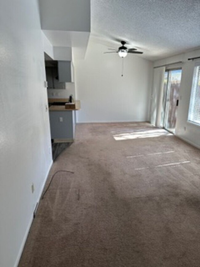 Building Photo - 3 Bed, 2.5 bath home in Carson City, Avail...