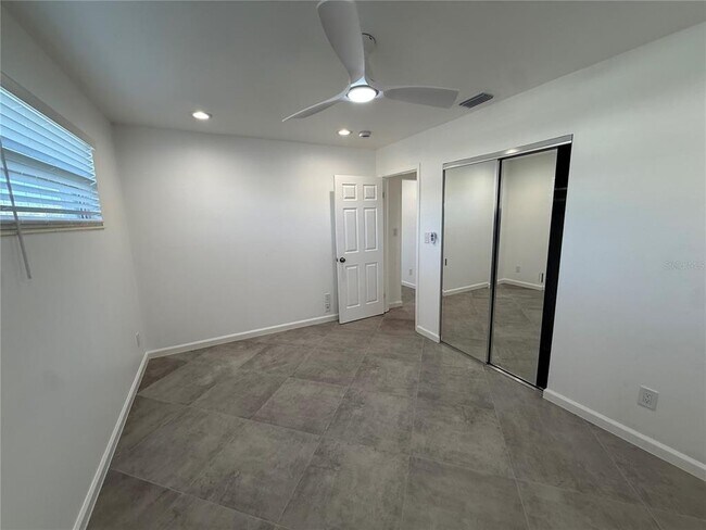 Building Photo - 15573 Bedford Cir E