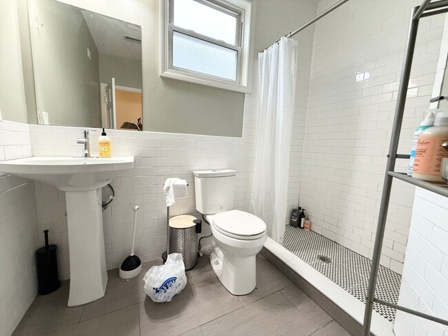 Building Photo - WOW!!!  CENTRAL AIR!  BAY WINDOWS!  ALLSTON 4 BED GEM!