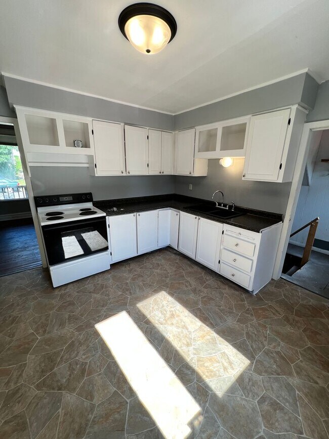 Building Photo - 708 E 6th St