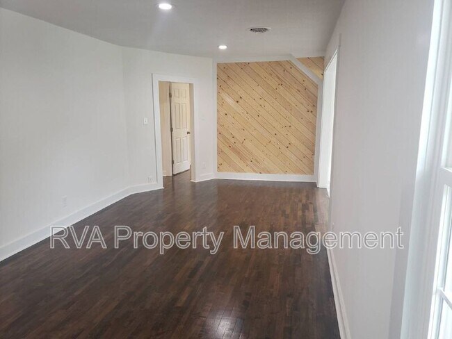 Building Photo - 13 W Berry St