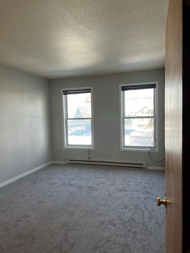 Building Photo - Super spacious 1 bedroom in town!