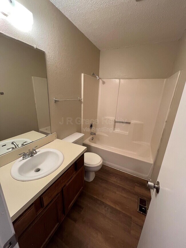 Building Photo - 5911 Shadydell Dr