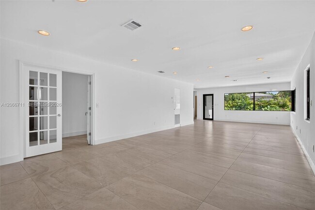 Building Photo - 1215 NE 110th St