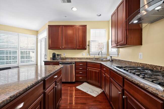 Building Photo - 4 Bed, 4.5 Bath Single Family Home in Clar...