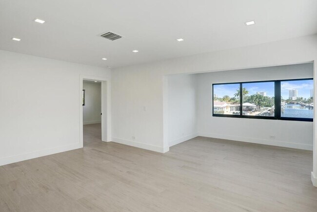 Building Photo - 840 SE 22nd Ave