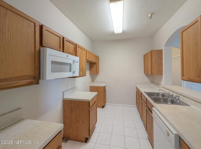 Building Photo - 10550 Baymeadows Rd