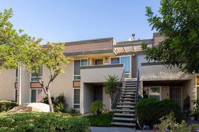 Building Photo - Beautifully Updated 2 Bedroom Condo with Optional Furniture!