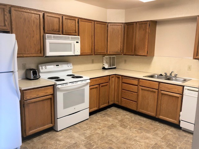 Huge Kitchen with self clean oven - 267 E 500 N