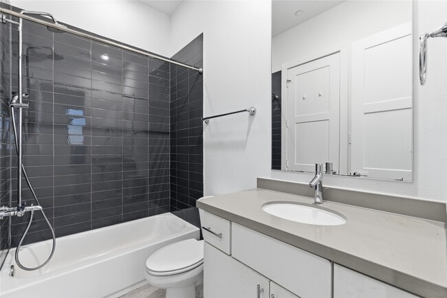 Building Photo - 2412 Canal St