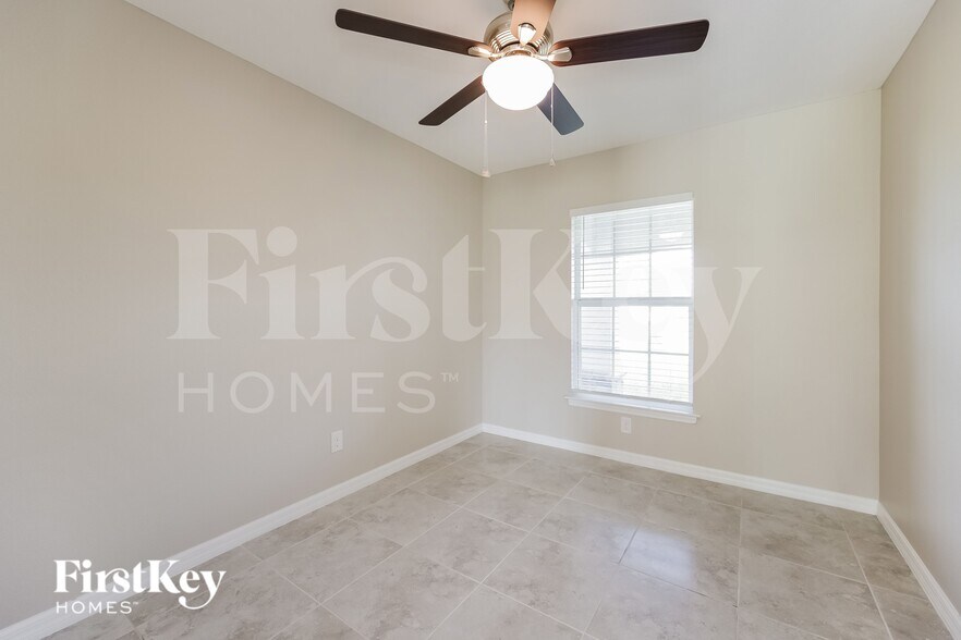 Building Photo - 2828 NW 27th Pl