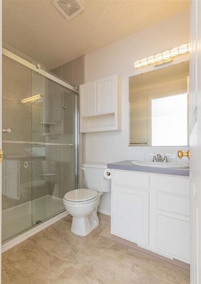 Building Photo - Welcome to this spacious 5-bedroom, 2-bathroom home in Nampa, ID
