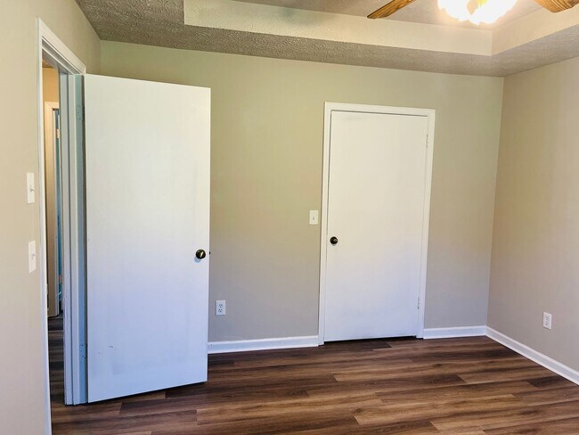 Building Photo - 10 Fredda Ln