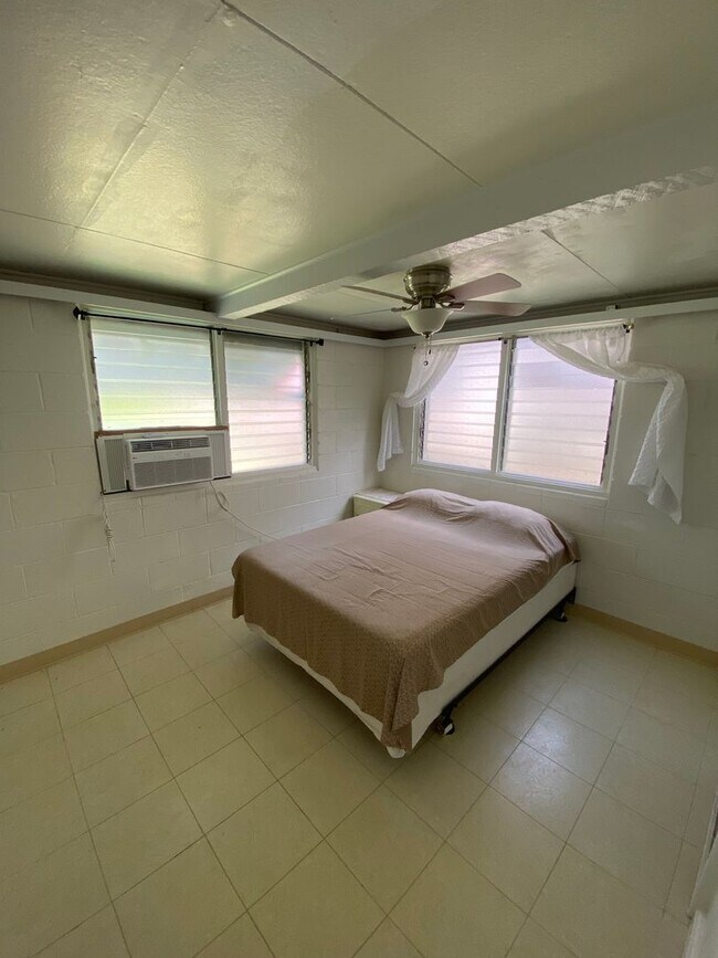 Building Photo - Spacious 4 bedroom 2 bath house.