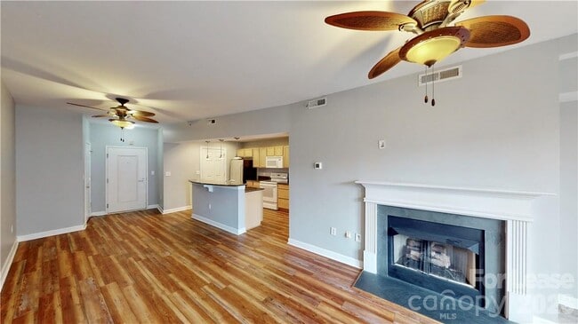 Building Photo - 718 W Trade St