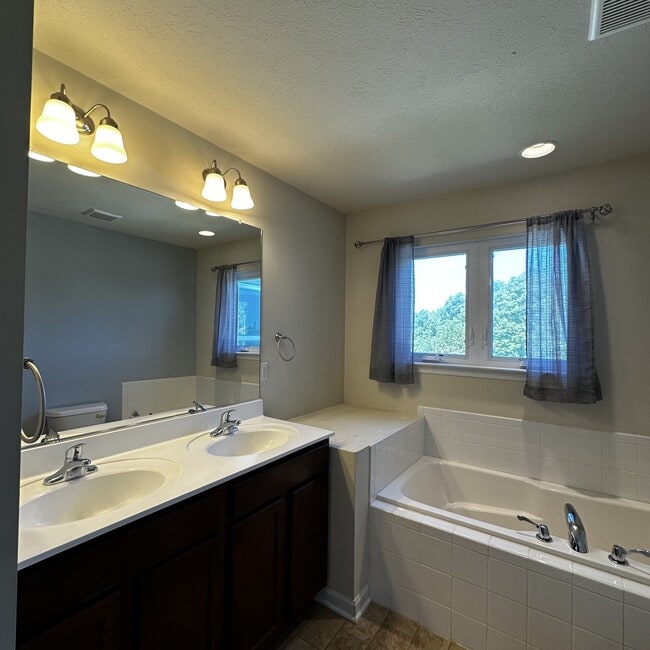 Building Photo - 172 Birds Eye View Dr