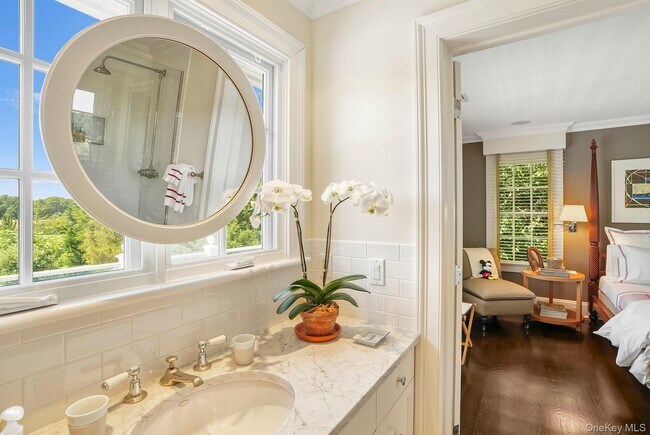 Building Photo - 10 Horse Meadow Ln