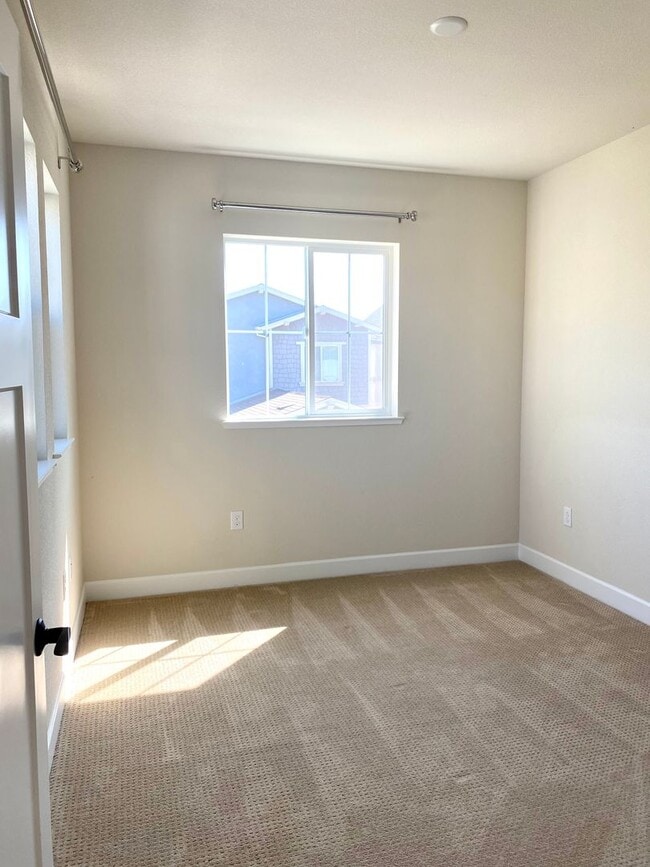 Building Photo - Stunning five bedroom in The Cannery