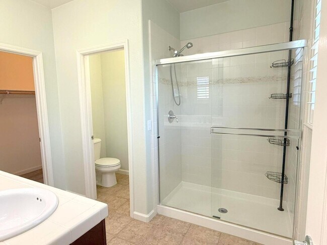 Building Photo - Modern End Unit Townhouse In Great Dublin ...