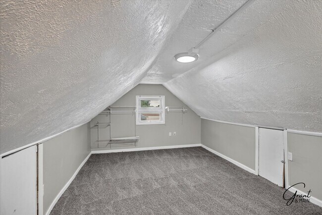 Building Photo - $1300 2 bedroom bungalow